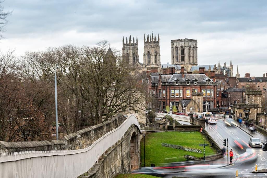Luxury Apartment Opposite The Shambles York Bagian luar foto